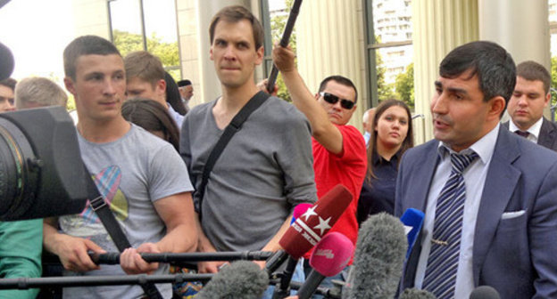 Advocate of the defendant Orkhan Zeinalov talking to journalists. Moscow, July 6, 2014. Photo by Yulia Buslavskaya for the ‘Caucasian Knot’. 