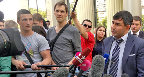 Advocate of the defendant Orkhan Zeinalov talking to journalists. Moscow, July 6, 2014. Photo by Yulia Buslavskaya for the ‘Caucasian Knot’. 