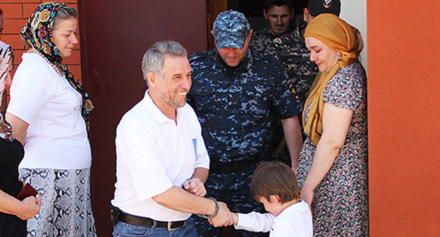 Ruslan Kutaev near the building of the court. Photo by Magomed Magomedov for the "Caucasian Knot"