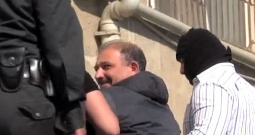 Rauf Mirkadirov (in the centre) during his detention. May 6, 2014. Photo: RFE/RL