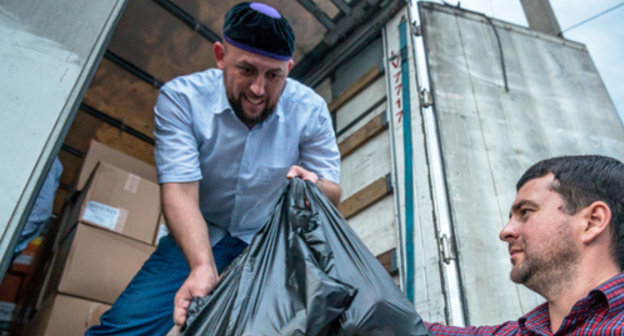 A charitable action of distributing food parcels to motorists moving along the Federal Highway "Kavkaz" to break Ramadan fasting. Ingushetia, July 28, 2014. Photo by Timur Agirov exclusively for the "Caucasian Knot"