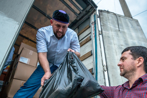 A charitable action of distributing food parcels to motorists moving along the Federal Highway "Kavkaz" to break Ramadan fasting. Ingushetia, July 28, 2014. Photo by Timur Agirov exclusively for the "Caucasian Knot"