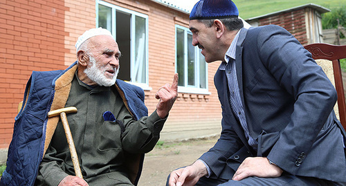 Yunus-Bek Evkurov (on the right) visiting Sunzha and Dzheirakh Districts in Ingushetia in July 2013. Photo: official site of the Republic of Ingushetia, http://www.ingushetia.ru/photo/archives/019001.shtml  