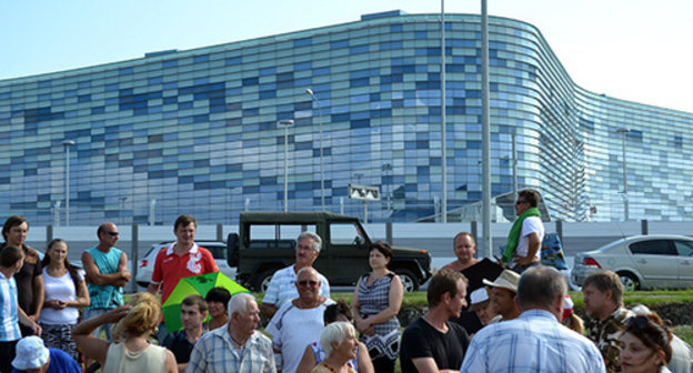 Meeting taking place in front of the Olympic park and Iceberg Palace. Photo by the ‘Caucasian Knot’ correspondent Svetlana Kravchenko.  