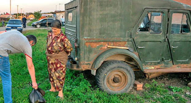 Prigorodny District of North Ossetia gives foodstuffs to needy people, July 23, 2014. Photo by Timur Agiev for the 'Caucasian Knot'.