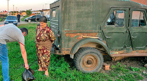 Prigorodny District of North Ossetia gives foodstuffs to needy people, July 23, 2014. Photo by Timur Agiev for the 'Caucasian Knot'.