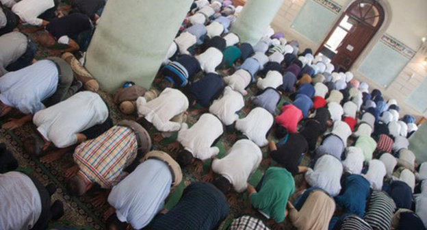 Believers praying in a mosque. Photo by Aziz Karimov for the ‘Caucasian Knot’.