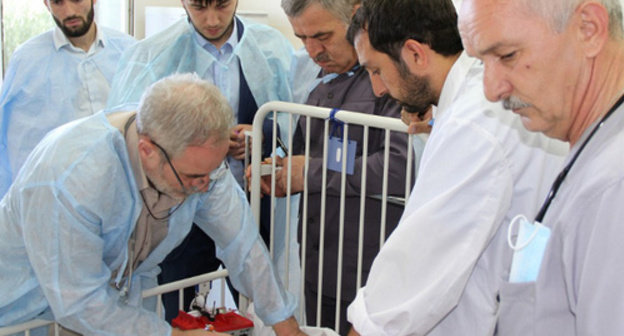 Chief anaesthesiologist-physician of Russia’s Ministry of Health Valery Amcheslavsky (to the left) examining 4-year-old Markha Yusupova. Photo: http://www.grozny-inform.ru/main.mhtlm?Part=12&PubID=53163 