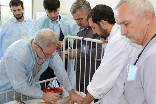 Chief anaesthesiologist-physician of Russia’s Ministry of Health Valery Amcheslavsky (to the left) examining 4-year-old Markha Yusupova. Photo: http://www.grozny-inform.ru/main.mhtlm?Part=12&PubID=53163 