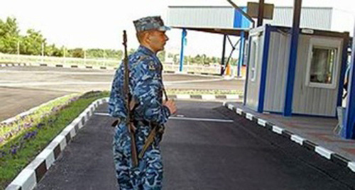 Soldier at the checkpoint. Photo http://big-rostov.ru/?p=9767