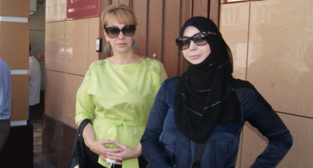 Makhachkala, July 31, 2014. Defendant Sabina Abakarova (to the right) and her mother Marina Abakarova near the building of the Sovietskiy District Court. Photo by Aida Magomedova for the "Caucasian Knot"