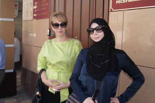 Makhachkala, July 31, 2014. Defendant Sabina Abakarova (to the right) and her mother Marina Abakarova near the building of the Sovietskiy District Court. Photo by Aida Magomedova for the "Caucasian Knot"