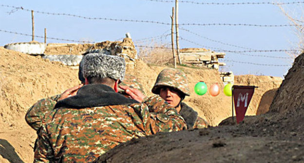 Soldiers at the front line making reports about the situation. Photo by Alvard Grigoryan for the "Caucasian Knot"