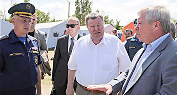 Governor Vasily Golubev and Vladimir Ustinov, plenipotentiary of the Russian President in the South Federal District, in a temporary accommodation centre in Donetsk region (Russia), July 14, 2014. Photo http://donland.ru/Default.aspx?pageid=119963&galleryId=998