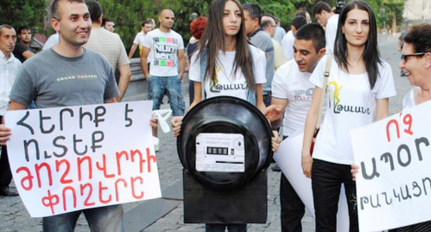 Participants of a torchlight march against increase of electricity tariffs. Yerevan, August 1, 2014. Photo by Arman Garibyan, "Journalists for human rights", http://forrights.am/