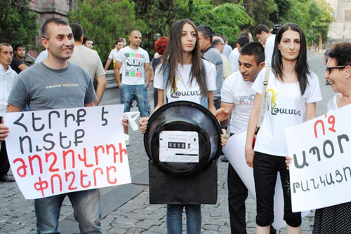 Participants of a torchlight march against increase of electricity tariffs. Yerevan, August 1, 2014. Photo by Arman Garibyan, "Journalists for human rights", http://forrights.am/