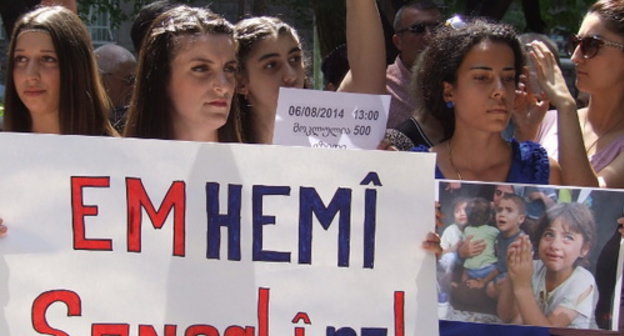 Solidarity action with Iraqi Yazidis, Tbilisi, August 6, 2014. The poster says: ‘We’re all together with you!’ Photo by Edita Badasyan for the ‘Caucasian Knot’.