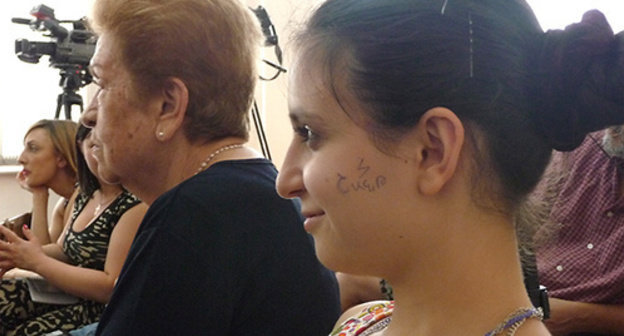 The girl wrote ‘Shant’ on her cheek in support of the participants of the action. Photo by Armine Martirosyan for the ‘Caucasian Knot’. 