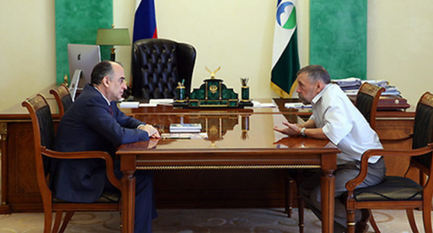 Meeting of Alexander Mukomolov, the head of the Human Rights Council of the Northern Caucasus (to the right) with Yuri Kokov, the acting head of the Kabardino-Balkarian Republic (KBR) (to the left). Photo: http://rozysk.org/i/news872