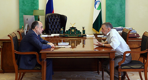 Meeting of Alexander Mukomolov, the head of the Human Rights Council of the Northern Caucasus (to the right) with Yuri Kokov, the acting head of the Kabardino-Balkarian Republic (KBR) (to the left). Photo: http://rozysk.org/i/news872