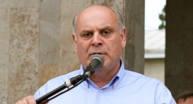 Aslan Bzhaniya, Abkhaz presidential candidate, at the meeting with the voters in Ochamchir Region, August 2014. Photo http://ab-kandidat.info/news/07082014-1142/aslan-bzhaniya-v-nashey-strane-dolzhny-byt-tolko-pobediteli