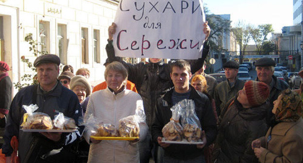 Campaign of Astrakhan opposition group "Army biscuits for mayor Bazhenov", October 27, 2009. Photo by the "Caucasian Knot"