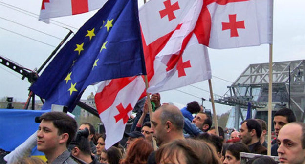 Flags of the European Union carried by the participants of the action and a concert "We choose Europe". Tbilisi, April 13, 2014. Photo by Edita Badasyan for the "Caucasian Knot"