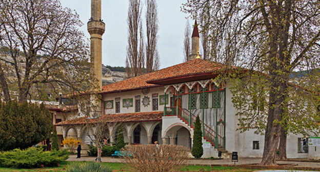 The Khan's Palace in Bakhchisaray, Crimea. Photo by Alexander Savin, https://ru.wikipedia.org/wiki/%D0%A5%D0%B0%D0%BD-%D0%94%D0%B6%D0%B0%D0%BC%D0%B8#mediaviewer/%D0%A4%D0%B0%D0%B9%D0%BB:Hansaray1.jpg