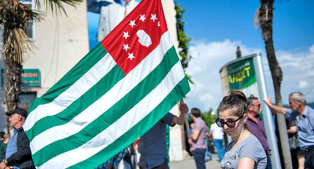 Flag of Abkhazia, Sukhumi, May 2014. Photo by Nina Zotina, ЮГА.ру