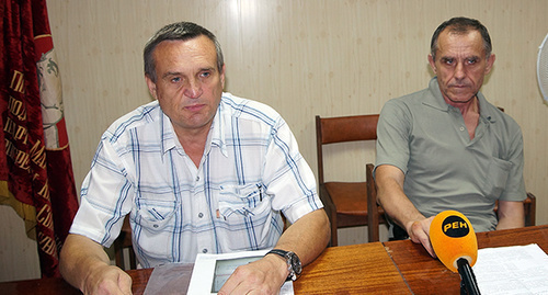 Leader of local communists Igor Vasiliev (on the left), Igor Siskevich – on the right. Photo by Pavel Limanov for the ‘Caucasian Knot’. 