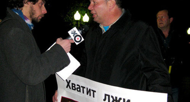 Mikhail Kriger on the rally in memory of those who fell victims to the terrorist attack in the theatre center on Dubrovka. Moscow, Chistoprudny boulevard, October 26, 2009. Photo by the "Caucasian Knot"