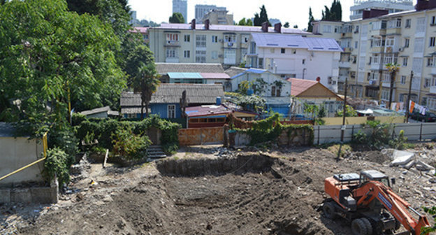 Construction works in the yard of residential building, Sochi, August 2014. Photo by Svetlana Kravchenko for the ‘Caucasian Knot’. 