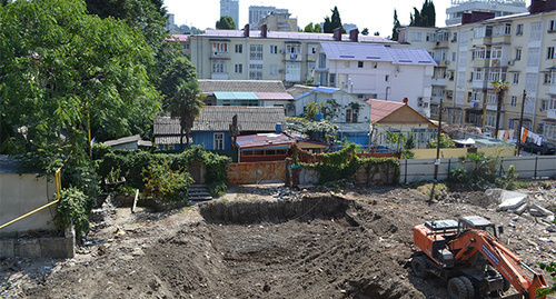 Construction works in the yard of residential building, Sochi, August 2014. Photo by Svetlana Kravchenko for the ‘Caucasian Knot’. 