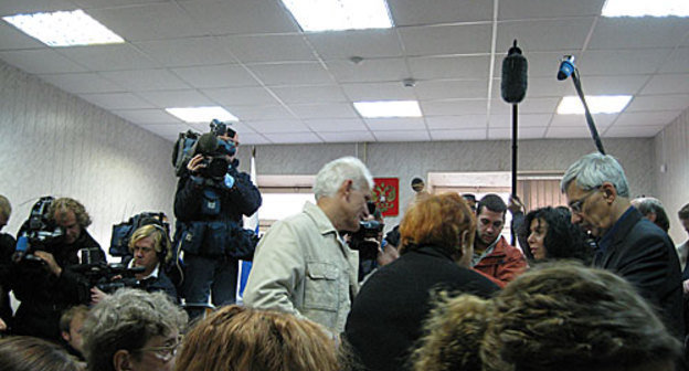 During the trial on Chechen president's suit against the leader of Human rights center "Memorial" Oleg Orlov (on the right), October 6, 2009, Moscow. Photo by the "Caucasian Knot"