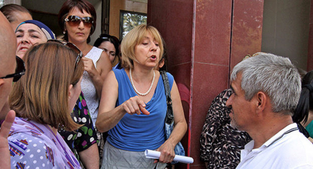 Protest action held by parents of Liceum №9 students, Makhachkala. Photo by Ruslan Alibekov for the ‘Caucasian Knot’. 