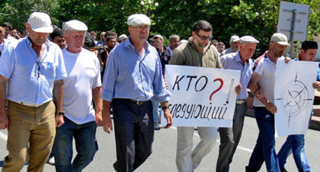 Funeral procession in connection with the murder of journalist Akhmednabi Akhmednabiev. Makhachkala, July 9, 2013. Photo by Patimat Makhmudova for the ‘Caucasian Knot’.