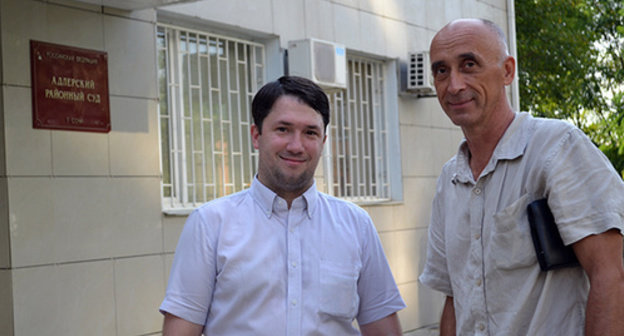 Roman Shikarev, leader of the movement "Law and Order" (on the left) and Vladimir Kimaev, member of the "Ecological Watch for Northern Caucasus" (on the right) at the entrance to the Adler District Court. Photo by Svetlana Kravchenko for the ‘Caucasian Knot’. 