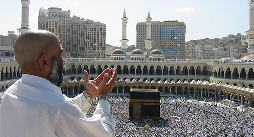 A prayer near "Masjid al-Haram". Photo Ali Mansuri https://ru.wikipedia.org/wiki/%D0%A5%D0%B0%D0%B4%D0%B6#mediaviewer/File:Supplicating_Pilgrim_at_Masjid_Al_Haram._Mecca,_Saudi_Arabia.jpg