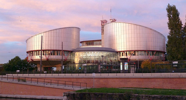 The building of the European Court of Human Rights. Photo: Fred Schaerli, https://ru.wikipedia.org/wiki/%D0%95%D0%B2%D1%80%D0%BE%D0%BF%D0%B5%D0%B9%D1%81%D0%BA%D0%B8%D0%B9_%D1%81%D1%83%D0%B4_%D0%BF%D0%BE_%D0%BF%D1%80%D0%B0%D0%B2%D0%B0%D0%BC_%D1%87%D0%B5%D0%BB%D0%BE%D0%B2%D0%B5%D0%BA%D0%B0#mediaviewer/File:European_court_of_human_rights.JPG