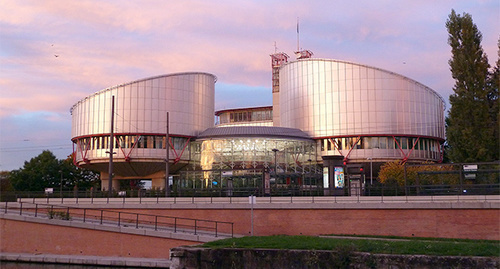 The building of the European Court of Human Rights. Photo: Fred Schaerli, https://ru.wikipedia.org/wiki/%D0%95%D0%B2%D1%80%D0%BE%D0%BF%D0%B5%D0%B9%D1%81%D0%BA%D0%B8%D0%B9_%D1%81%D1%83%D0%B4_%D0%BF%D0%BE_%D0%BF%D1%80%D0%B0%D0%B2%D0%B0%D0%BC_%D1%87%D0%B5%D0%BB%D0%BE%D0%B2%D0%B5%D0%BA%D0%B0#mediaviewer/File:European_court_of_human_rights.JPG