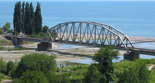 Bridge across the Ashe river, Sochi, Lazarevsky District. Photo: Vyacheslav Argenberg, licensed under the Creative Commons Attribution 2.0 Generic license, commons.wikimedia.org/wiki/File:Bridge_over_Ashe_river.jpg