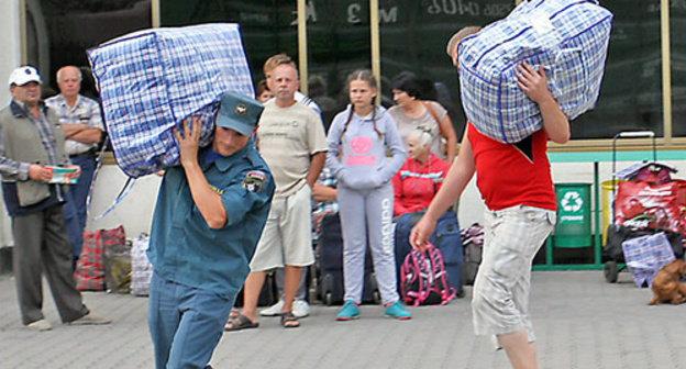 Ministry of Emergency employees meeting Ukrainian refugees, September 2014. Photo: http://www.23.mchs.gov.ru/news/detail.php?news=31319&dn=1410724800