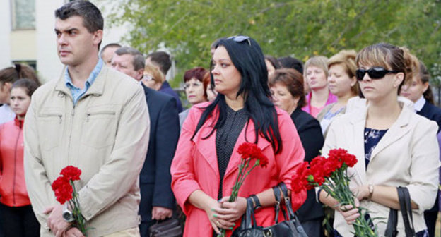 Participants of the mourning events on the anniversary of the terror act in Volgodonsk in 1999, Volgodonsk, September 16, 2014. Photo: official website of Volgodonsk City Administration, http://volgodonskgorod.ru/node/9215