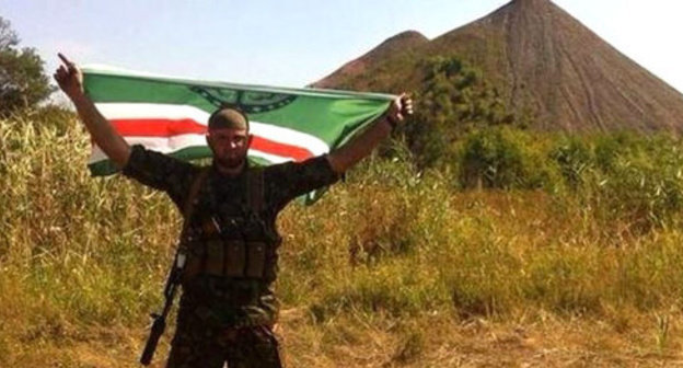 Chechen voluteer with Ichkeria flag in his hands. Photo: http://timer.od.ua/statji/volch_e_znamya_nad_donbassom_832.html