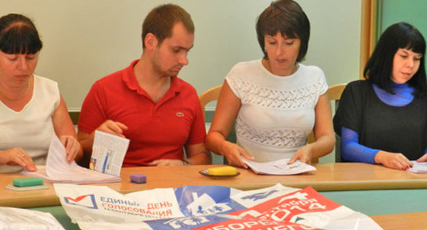 The Territorial Election Commission of the Tsentralny District of Volgograd recounted the votes at the Polling Station No. 1028 under the complaint of Gennady Murylyov, a candidate for the Regional Duma from the United Russia Party. Volgograd, September 16, 2014. Photo by Tatiana Filimonova for the ‘Caucasian Knot’. 