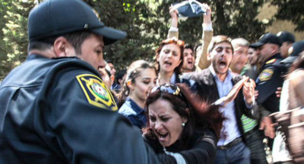 The police disperse protest action against verdict passed to the activists of the Nida movement. Baku, May 6, 2014. Photo by Aziz Karimov for the "Caucasian Knot"