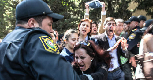 The police disperse protest action against verdict passed to the activists of the Nida movement. Baku, May 6, 2014. Photo by Aziz Karimov for the "Caucasian Knot"