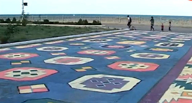 Dagestani ornament painted on an asphalt road in front of the entrance to the exhibition. Photo: still frame of a report by the Republican State Broadcasting Company "Dagestan" http://rgvktv.ru/