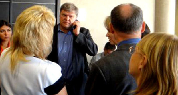 Sergey Mitrokhin (in the centre) before the court session. Krasnodar, September 24, 2014. Photo http://www.ewnc.org/node/14974