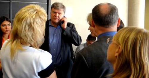 Sergey Mitrokhin (in the centre) before the court session. Krasnodar, September 24, 2014. Photo http://www.ewnc.org/node/14974